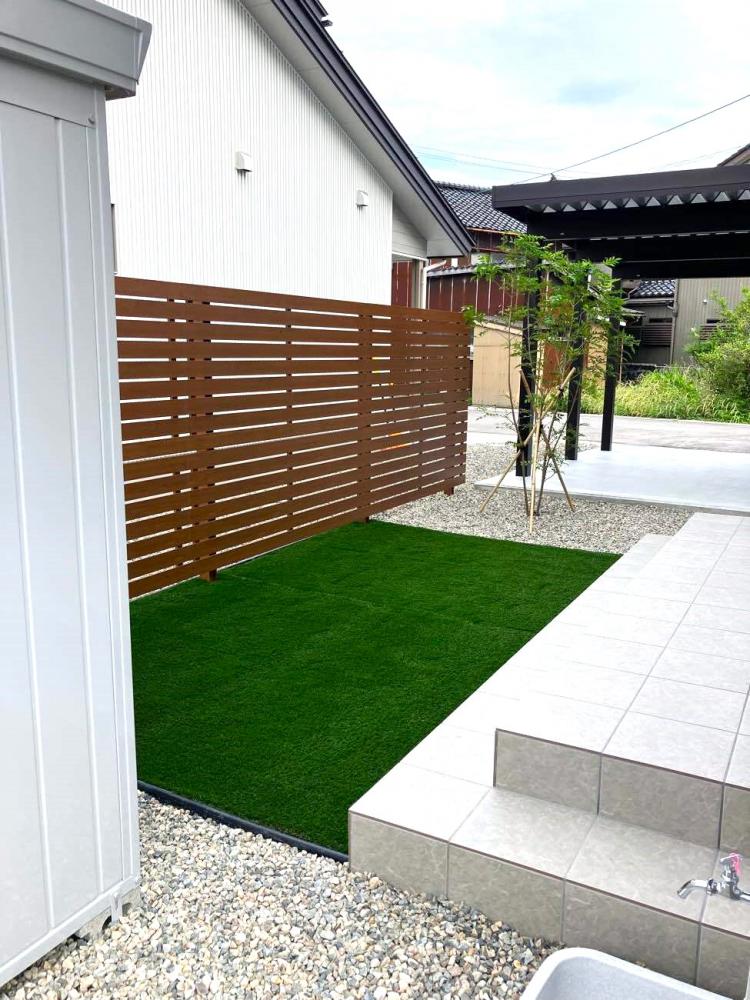 ×手をかけずに美しく。緑と木目のやすらぎのお庭