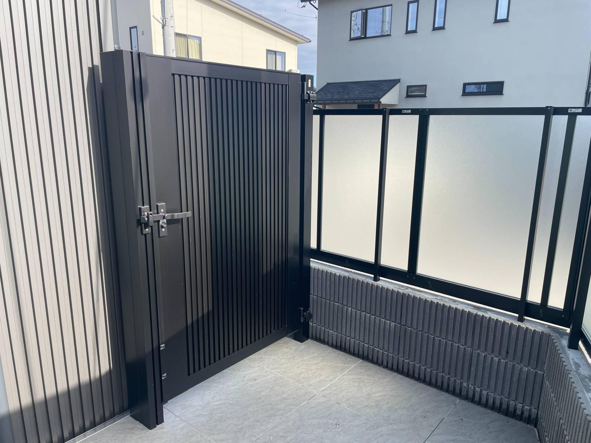 明かりを取り入れるフェンス