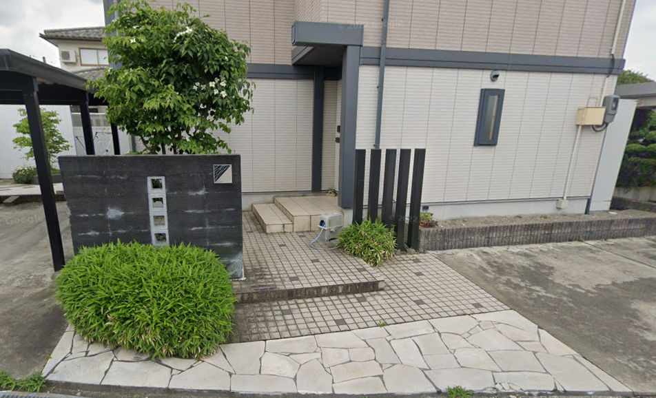 木調と石の風合いが調和する温かみのある玄関アプローチ