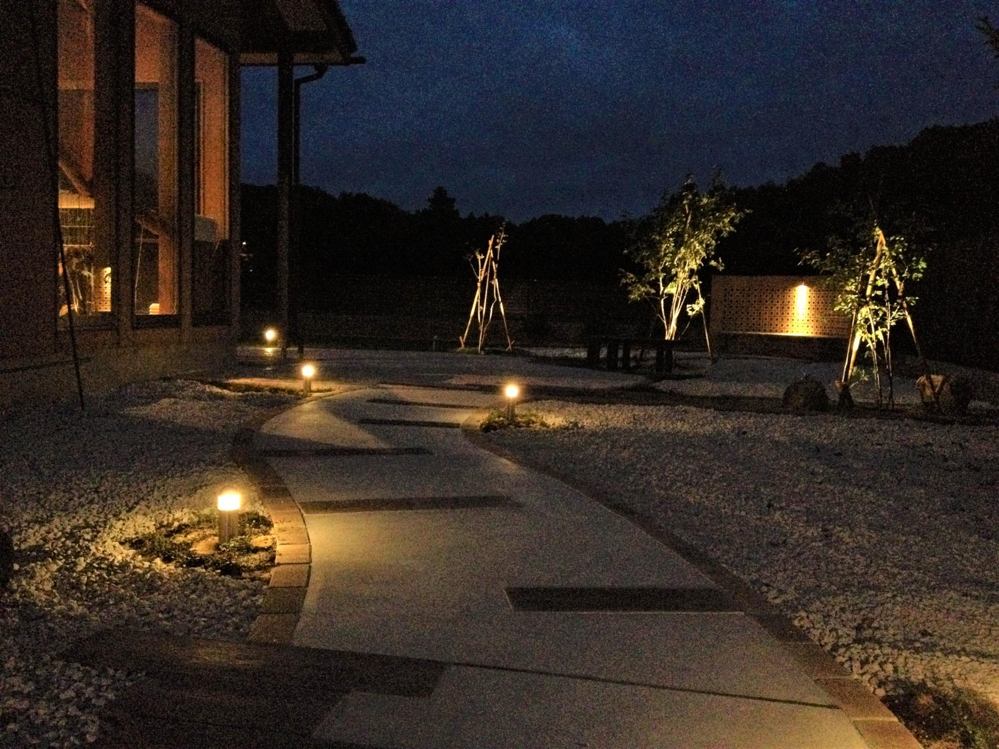ガーデンライトのメリット 失敗しない照明選びとは ブログ グリーングローブ L 富山県の庭づくりとエクステリア
