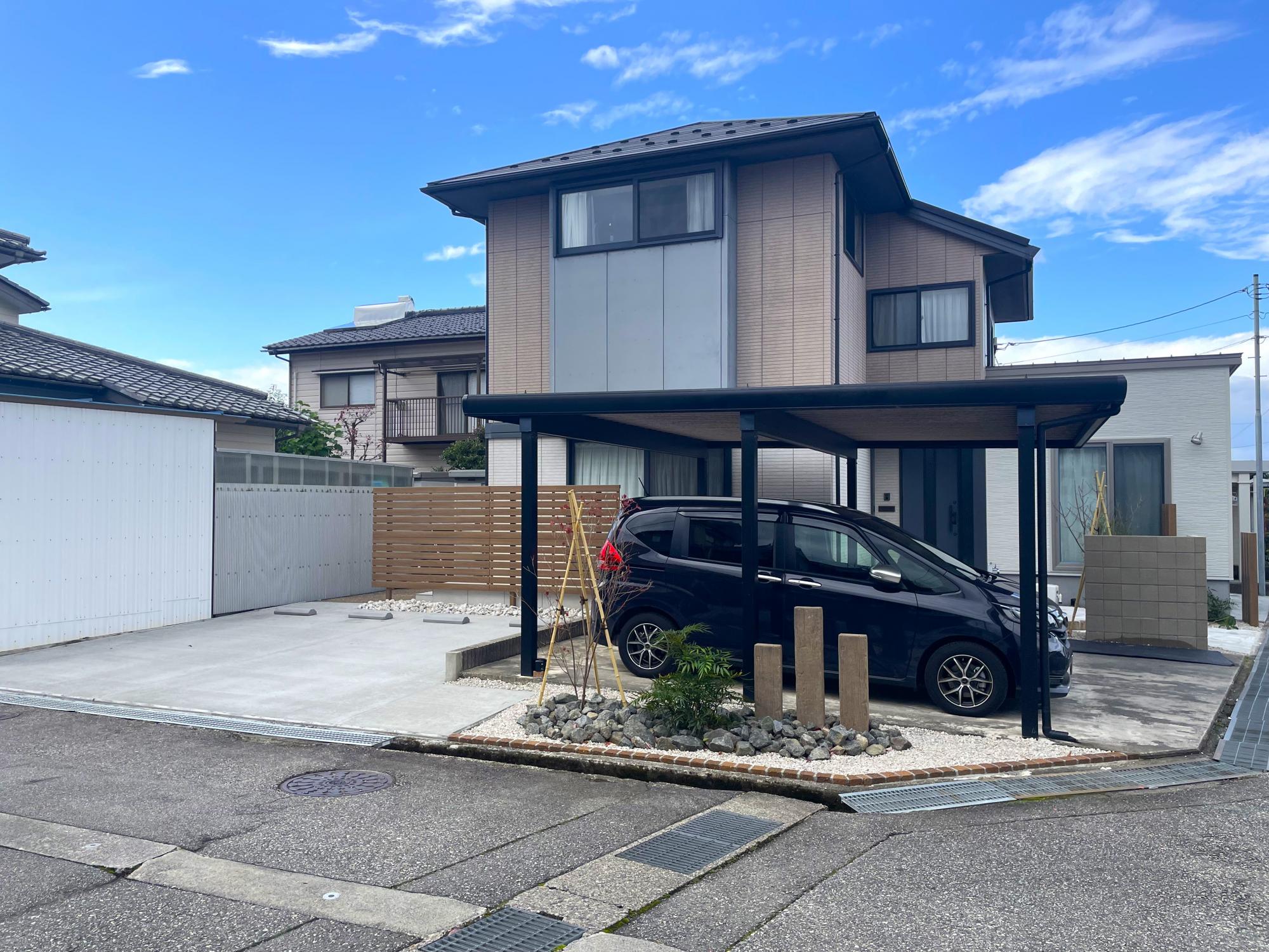 木調と石の風合いが調和する温かみのある玄関アプローチ