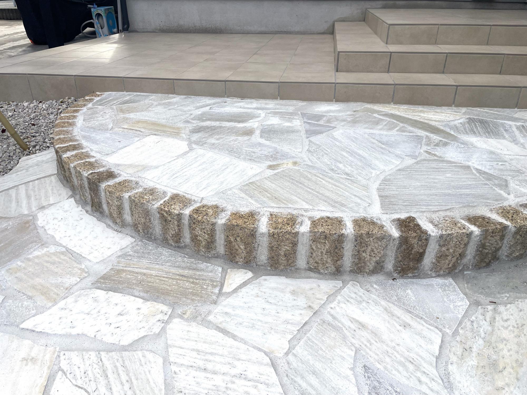 木調と石の風合いが調和する温かみのある玄関アプローチ