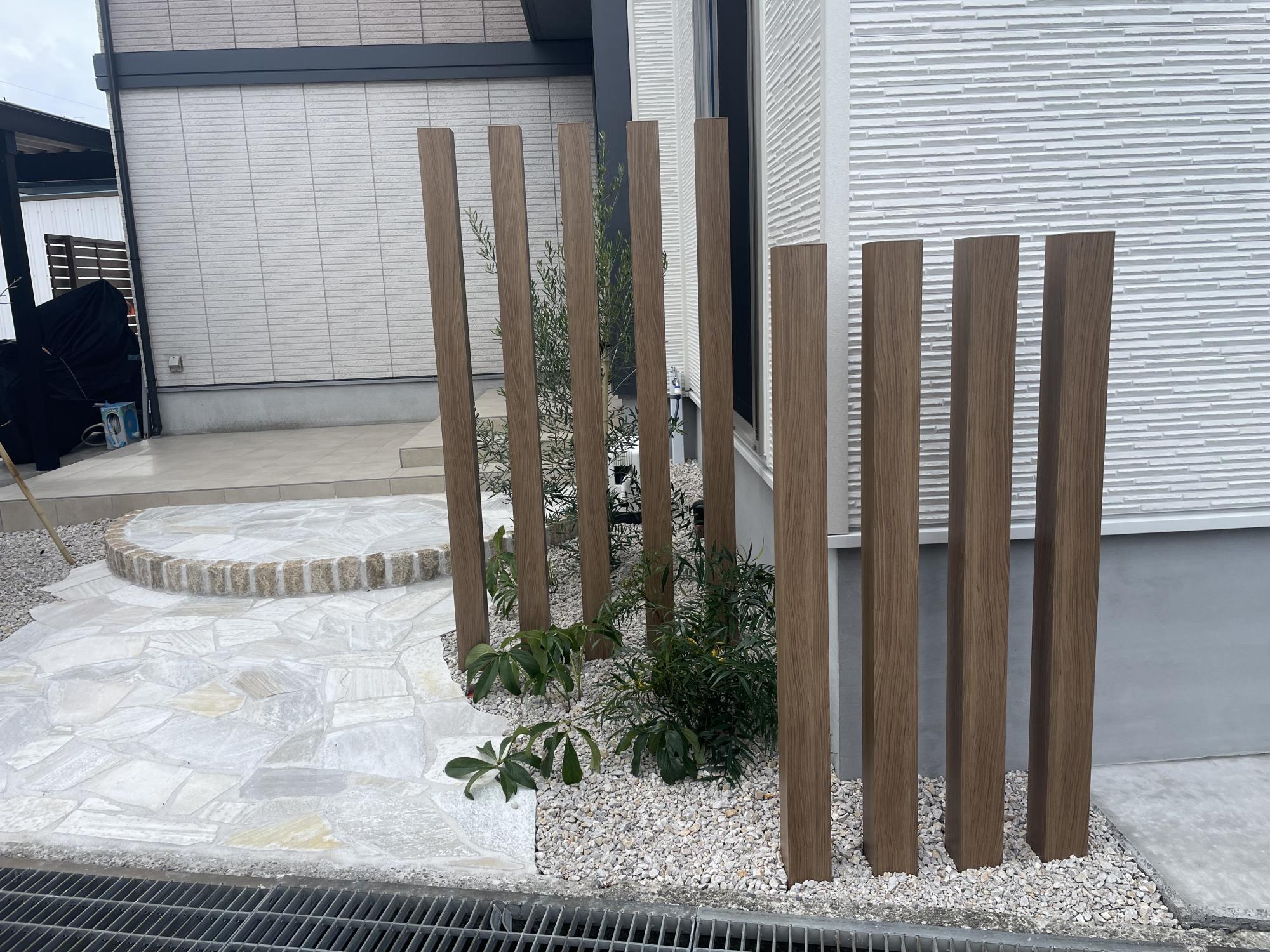 木調と石の風合いが調和する温かみのある玄関アプローチ