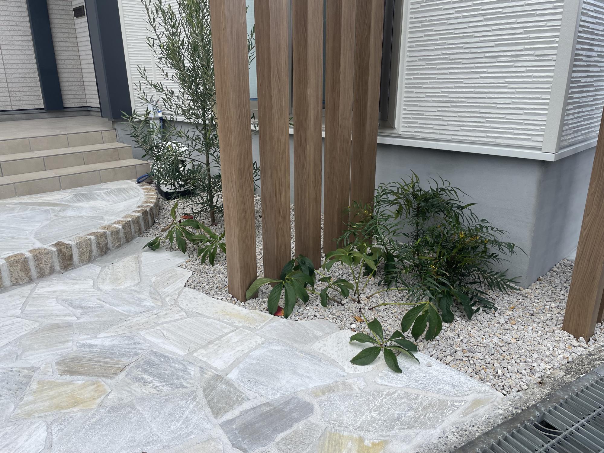 木調と石の風合いが調和する温かみのある玄関アプローチ