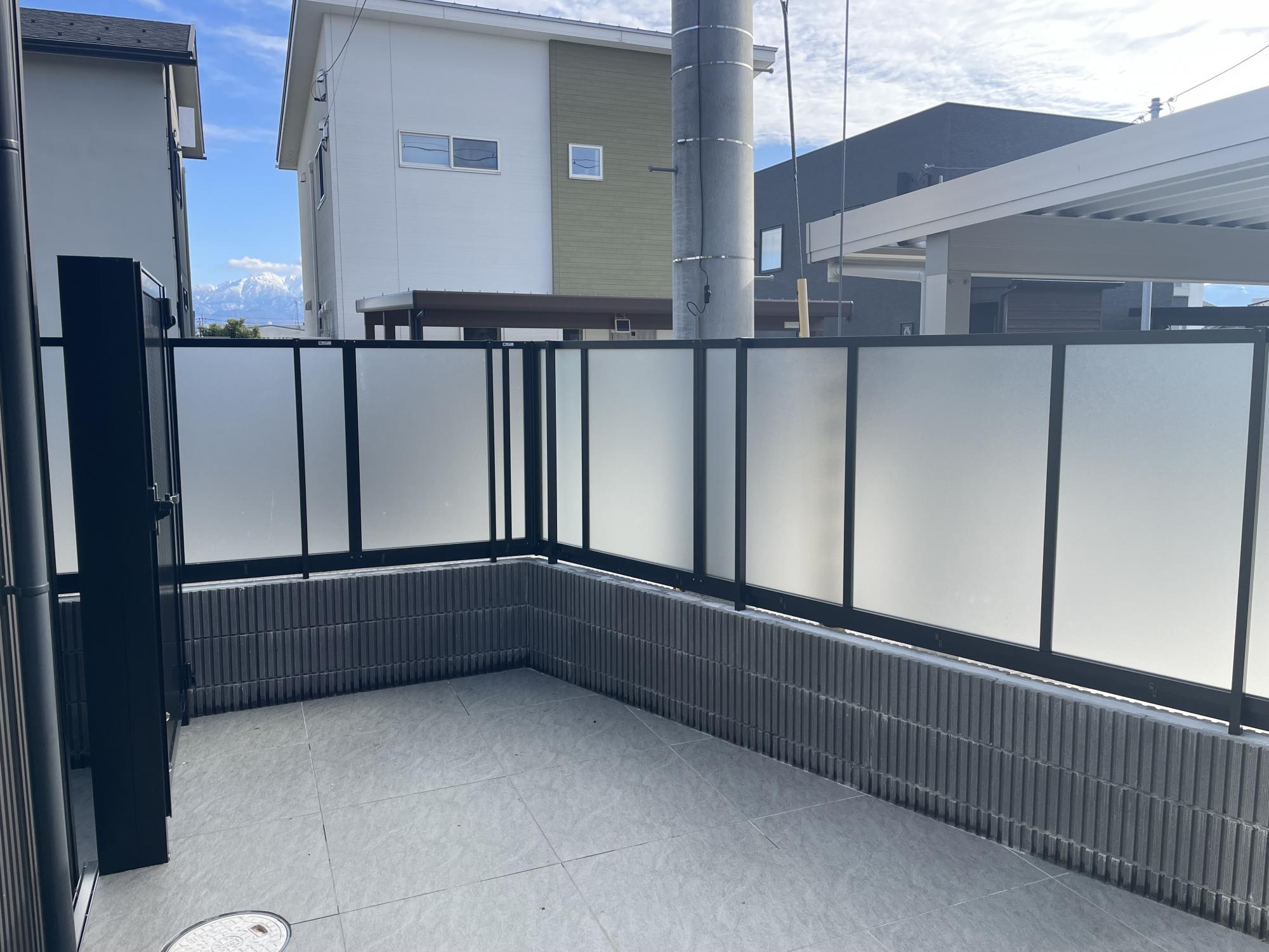 明かりを取り入れるフェンス