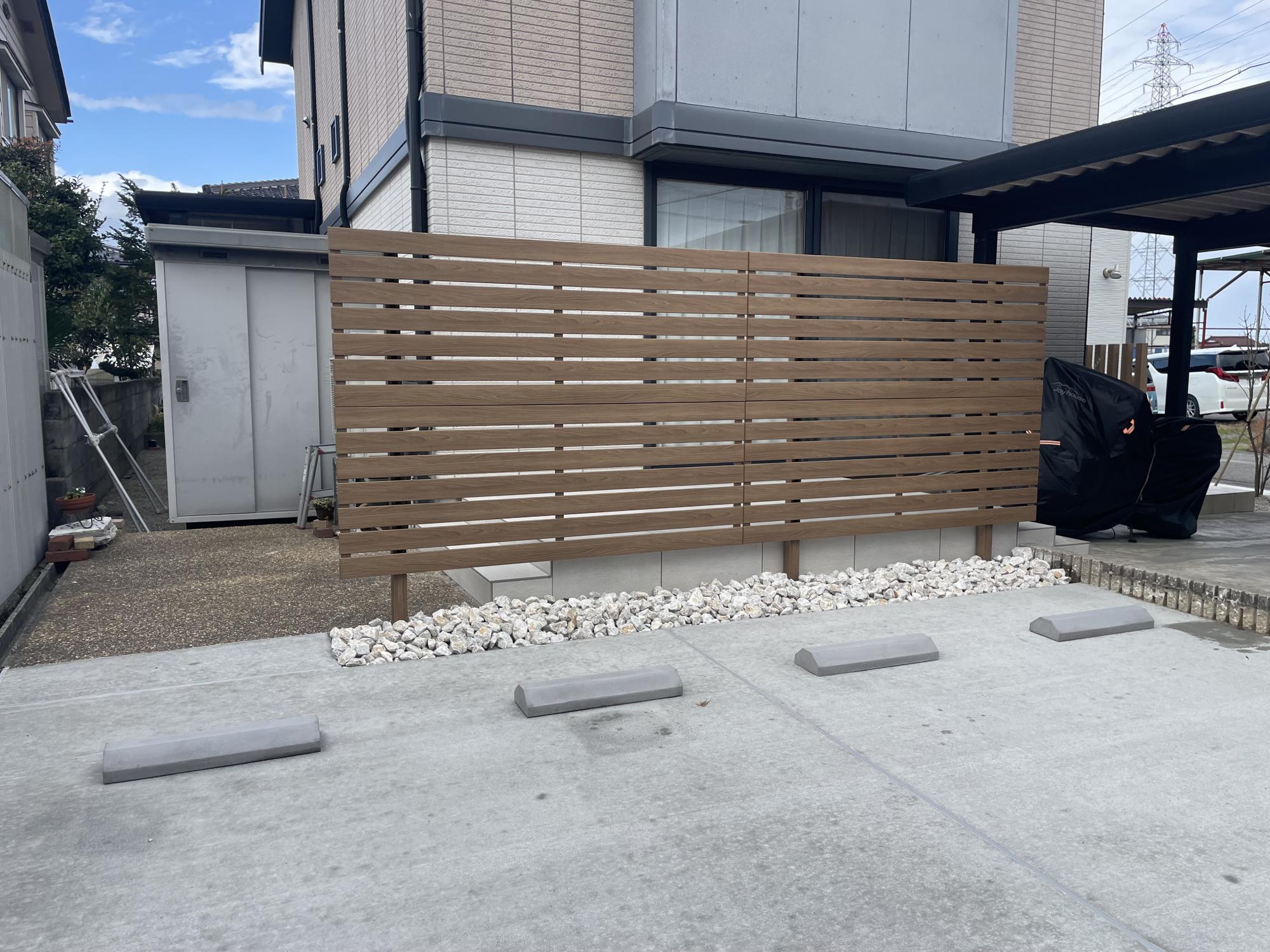 木調と石の風合いが調和する温かみのある玄関アプローチ