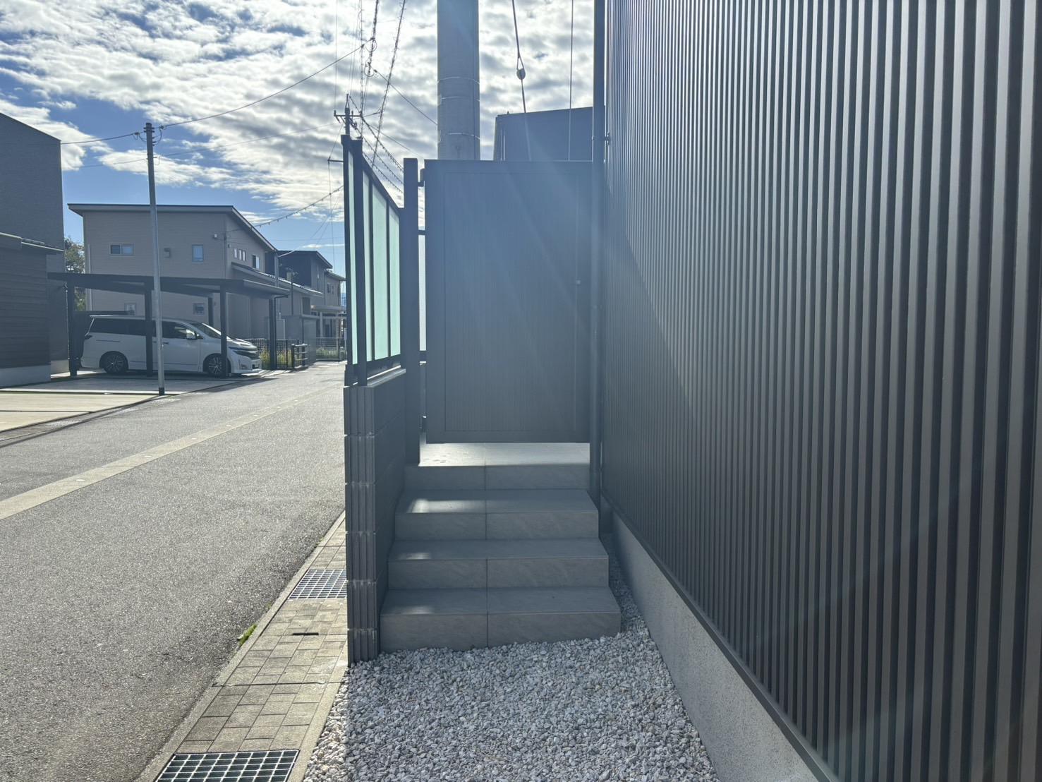 明かりを取り入れるフェンス