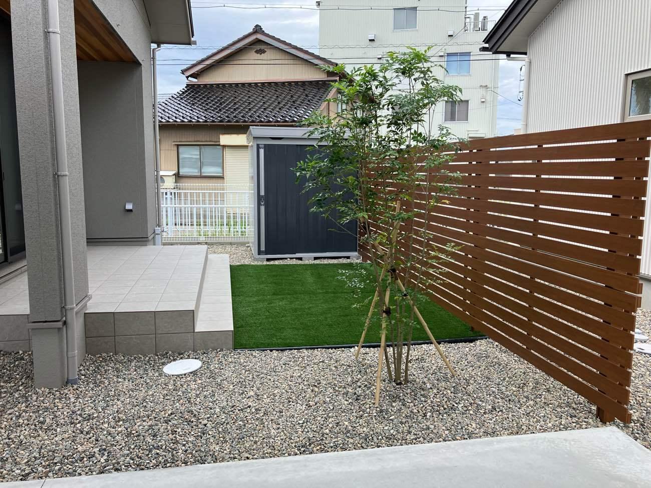 ×手をかけずに美しく。緑と木目のやすらぎのお庭