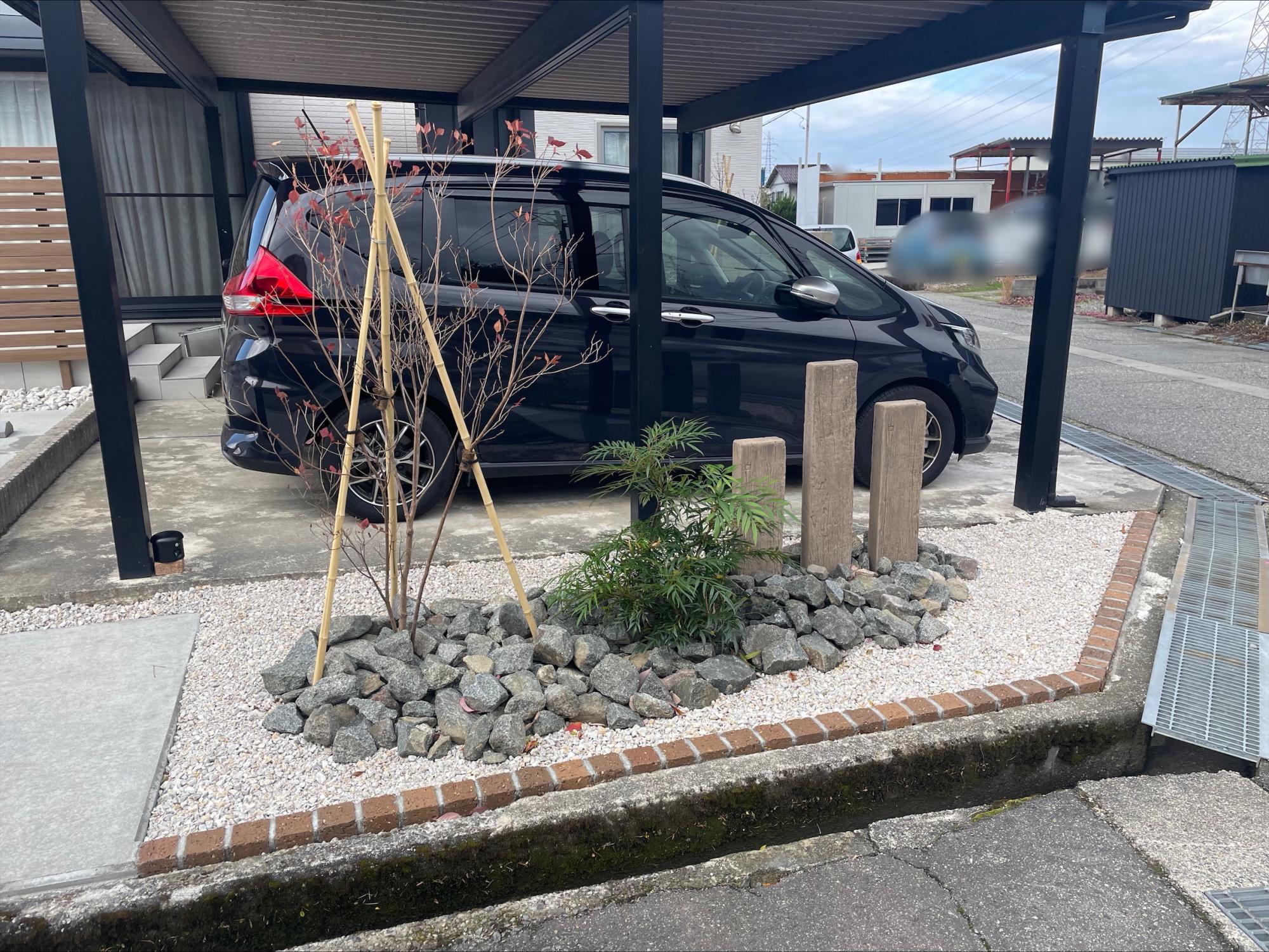 木調と石の風合いが調和する温かみのある玄関アプローチ